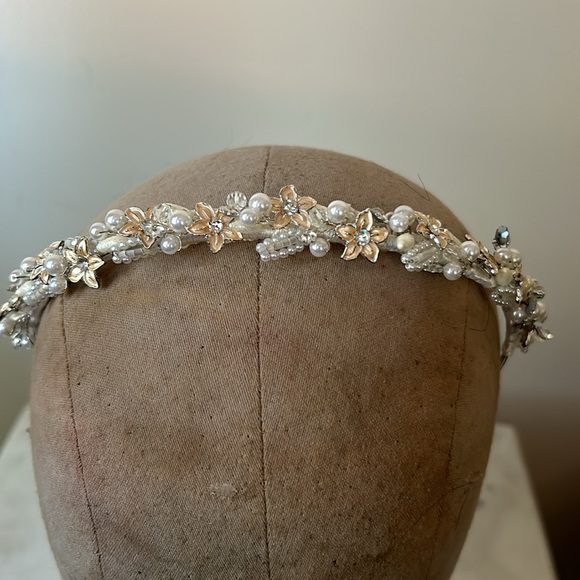 David’s Bridal Crystal and Pearl Headband - Picture 2 of 5